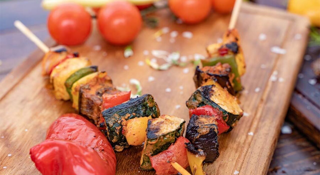 Brochettes de poulet mariné et légumes grillés